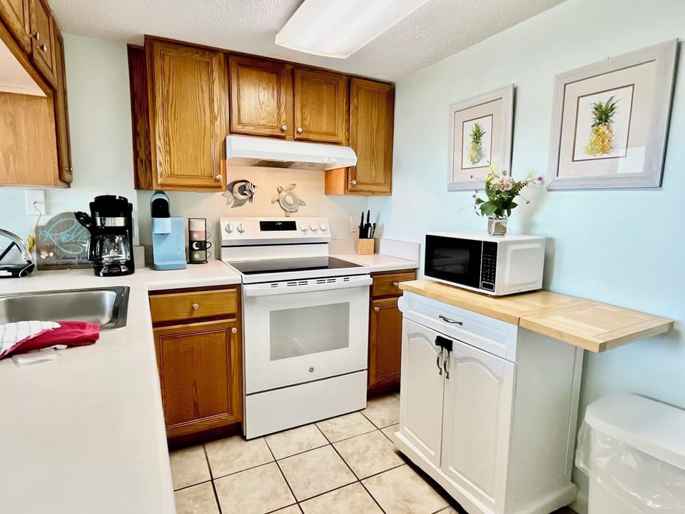 Nicely stocked kitchen including a Keurig and standard coffee maker!