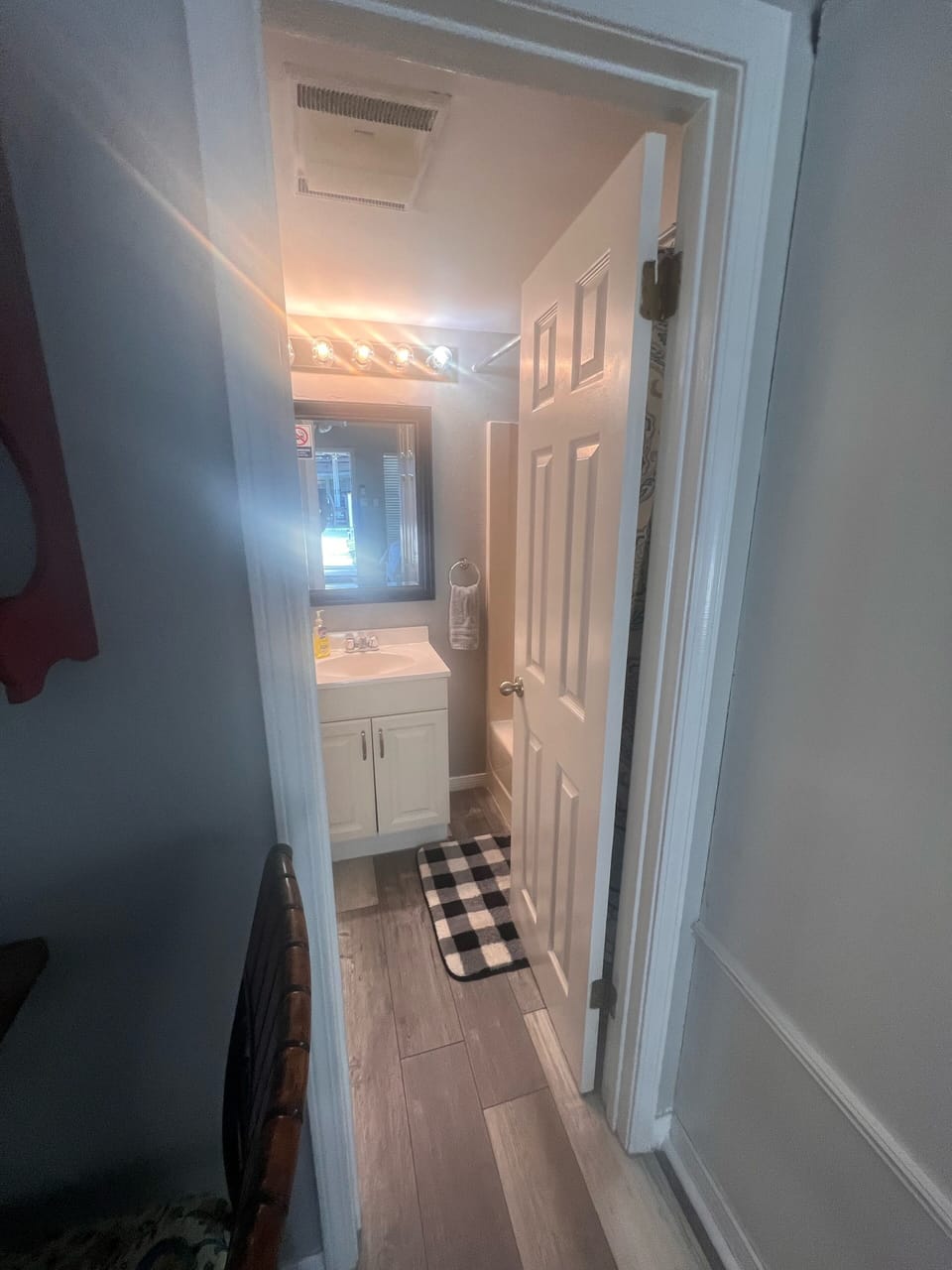 Full bathroom with tub/shower