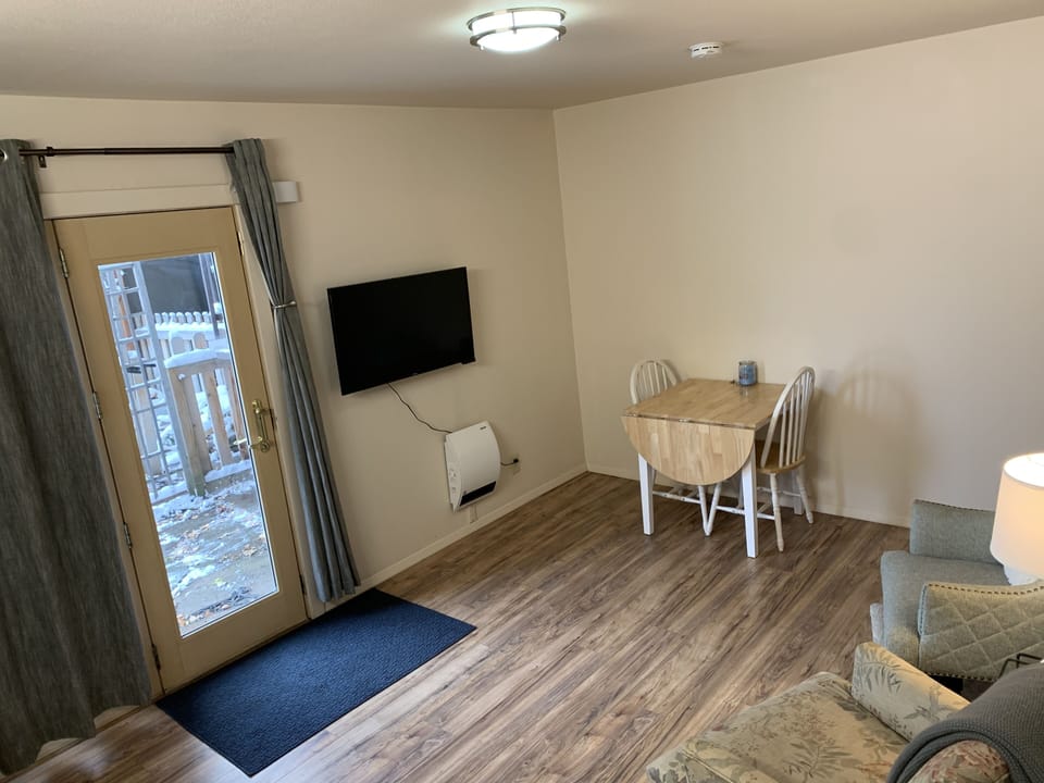 Living space. Tv with Netflix and Hulu
