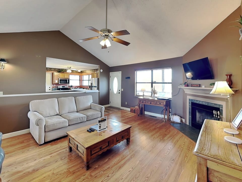Living Room w. Smart TV, Fireplace