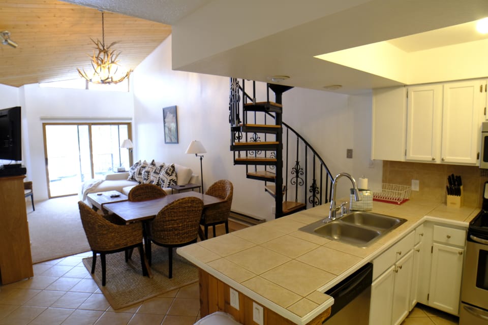 Kitchen & Dining Area