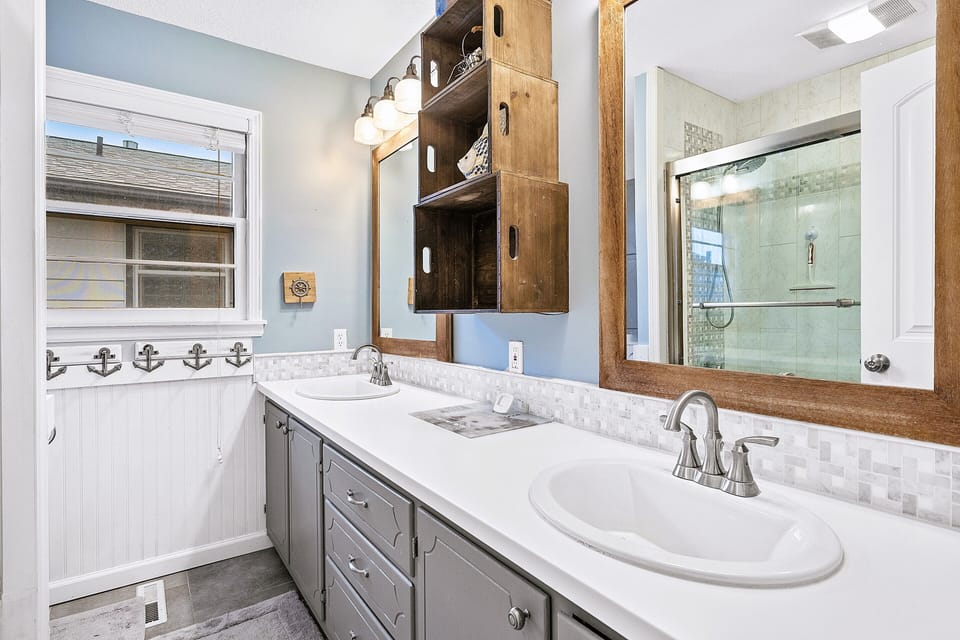The upper level bath offers a 10' long double vanity & full tub/shower combo1
