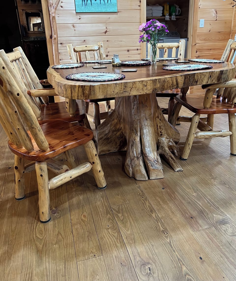 We just love, love, love the tree stump table base. ❤️