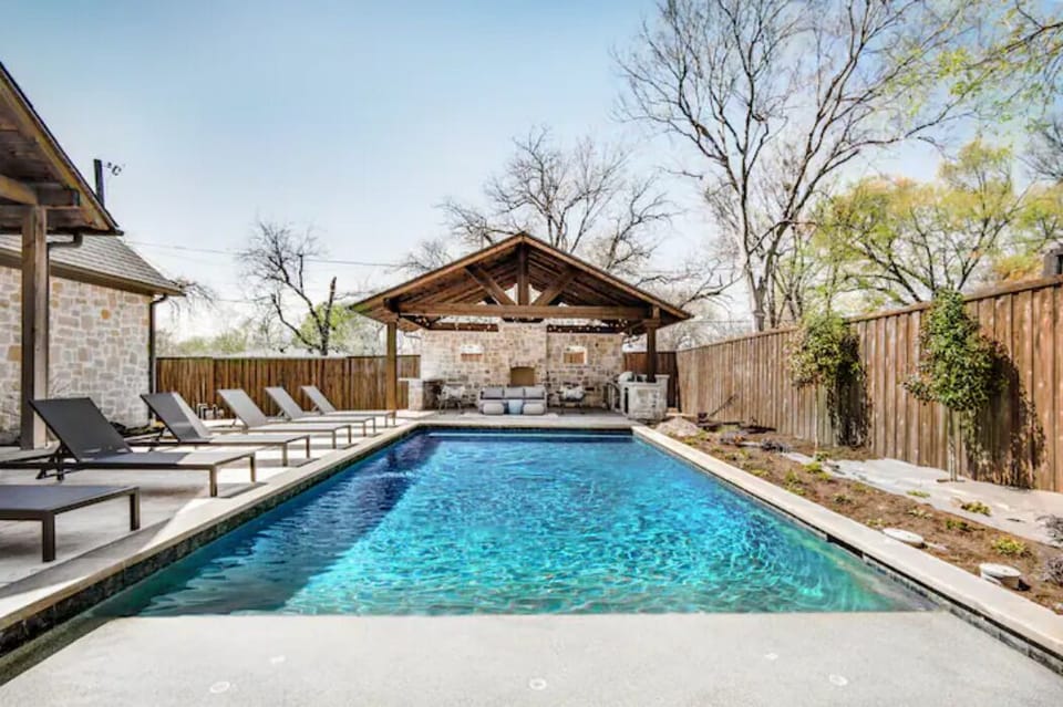 The pool lights up and can be heated (with a fee though, so make sure to ask ;) 