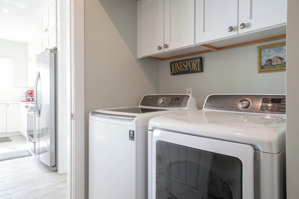 Full size washer / dryer for guests to use