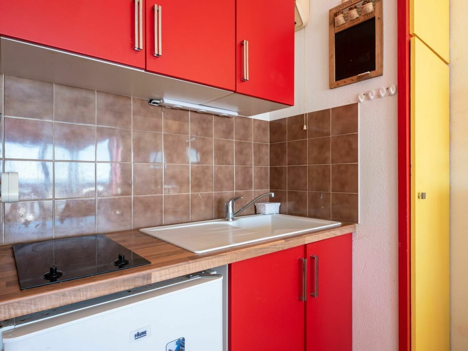 Brown, Tap, Cabinetry, Kitchen Sink, Sink, Plumbing Fixture, Countertop, Property, Furniture, Building