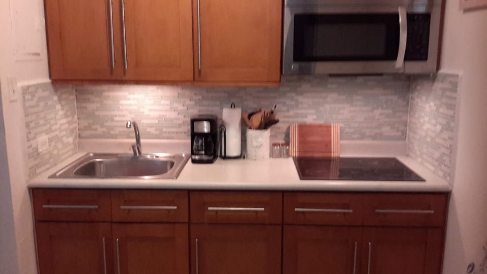 Fully equipped kitchen, pots pans, coffe maker