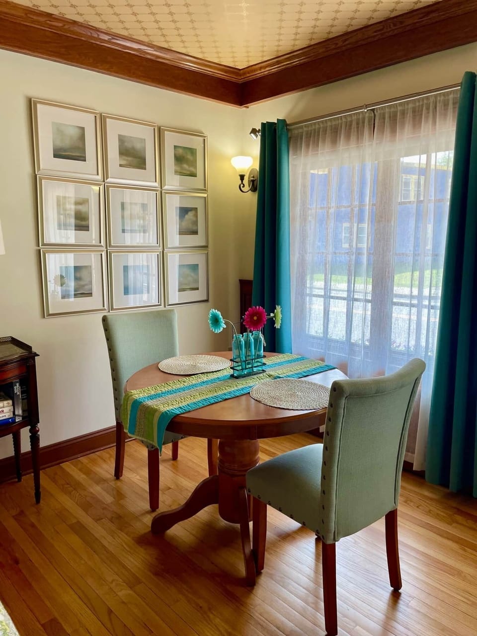 Eat breakfast and drink your morning coffee by the sunny windows!