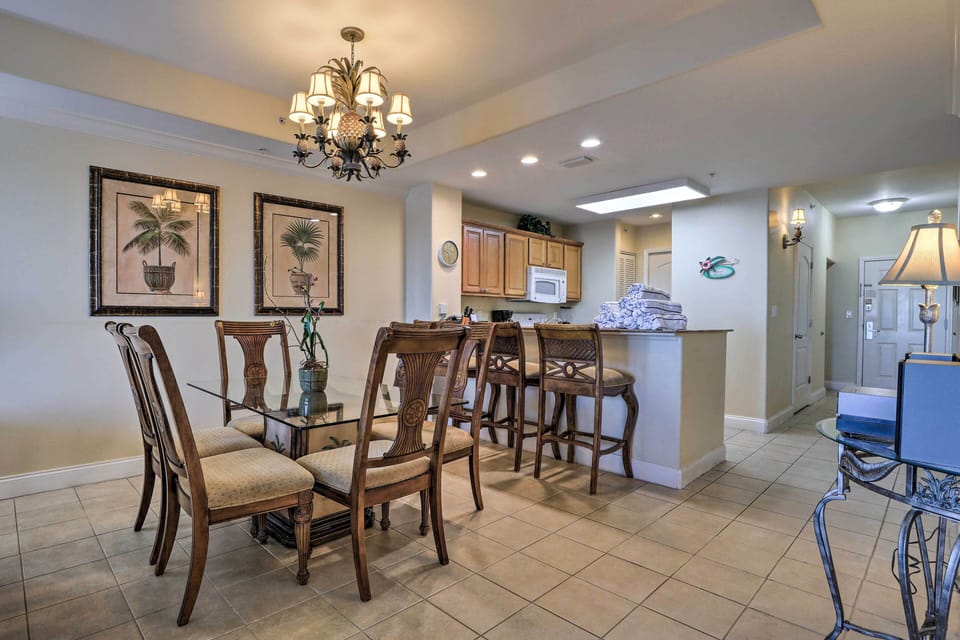 Dining Area | 3-Person Breakfast Bar