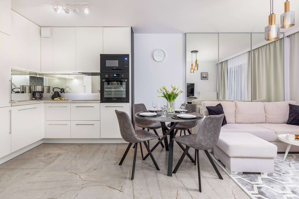 The kitchen annex to the living room was seamlessly combined with a stylish dining table with a round top. 