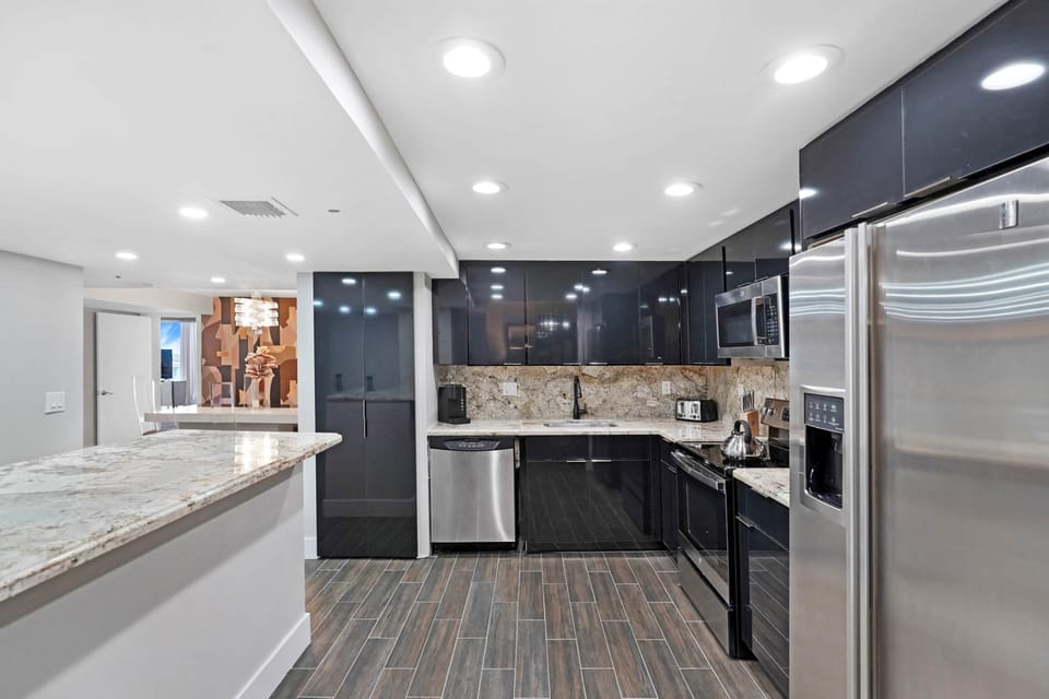 Fully Equipped kitchen w/Washer and Dryer, Office area