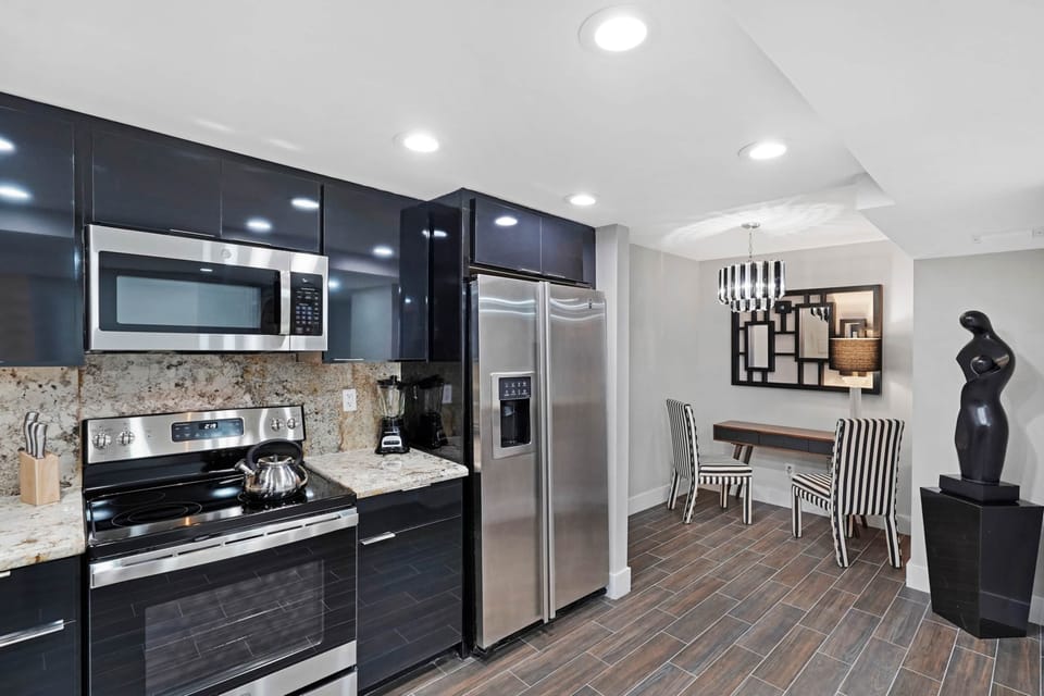 Fully Equipped kitchen w/Washer and Dryer, Office area