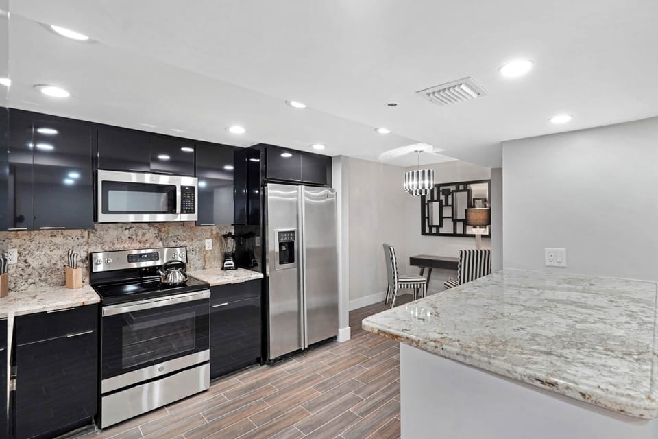 Fully Equipped kitchen w/Washer and Dryer, Office area