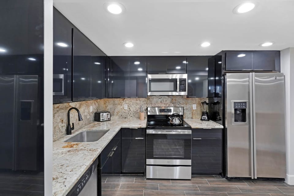 Fully Equipped kitchen w/Washer and Dryer, Office area