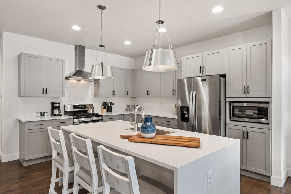 Chef's Kitchen | Large Island with Bar Seating for 3
