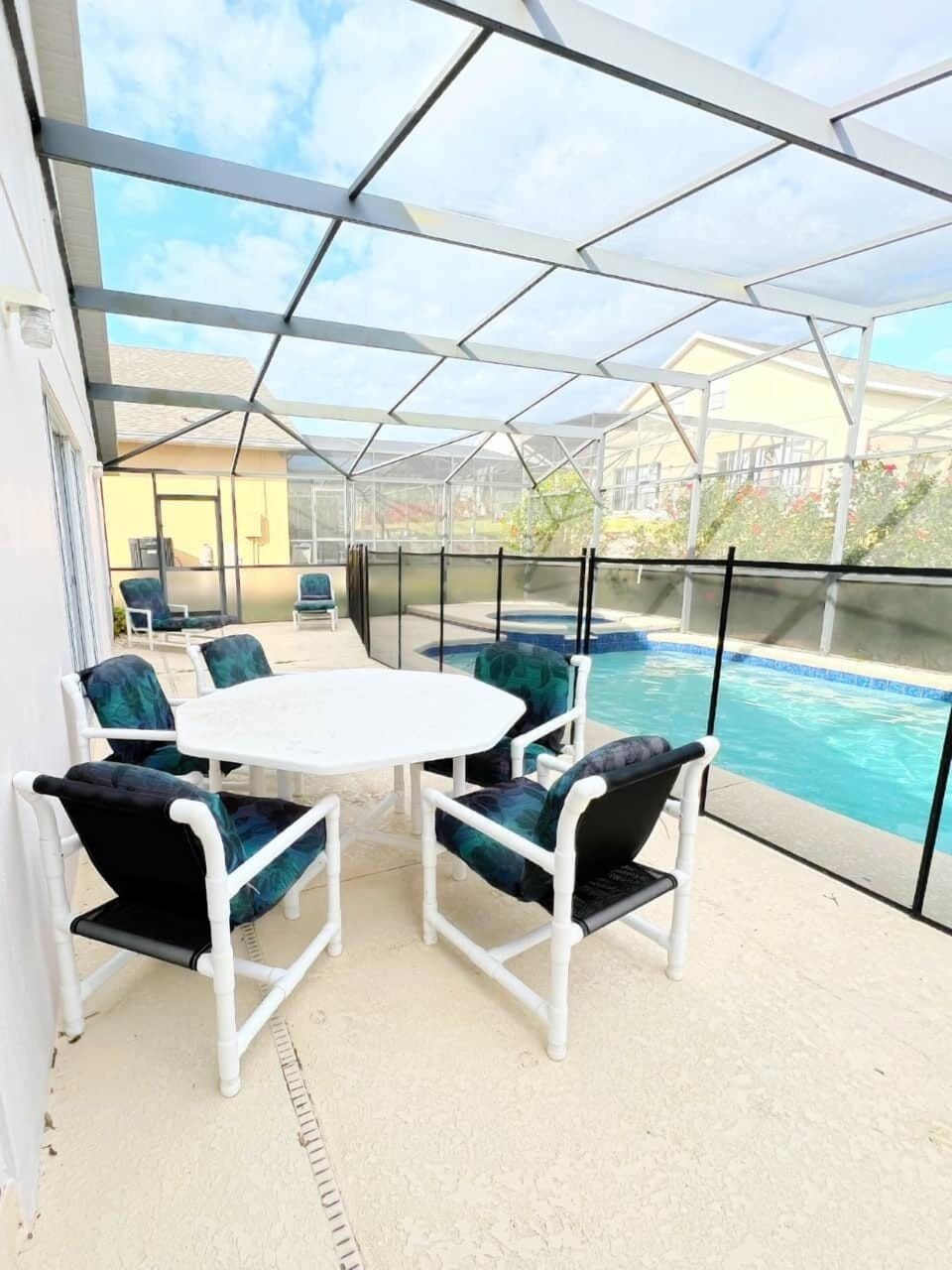 OUTDOOR SEATING