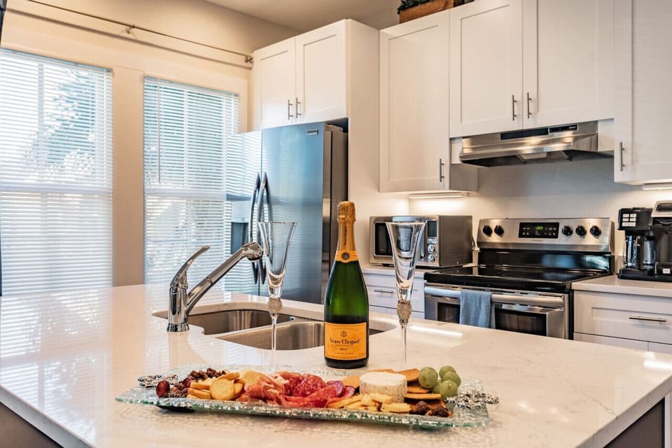 Roosted Suite – Fully equipped kitchen with modern appliances