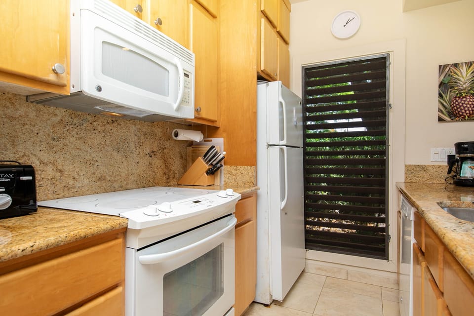 Another shot of kitchen