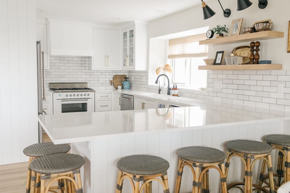Kitchen peninsula seats 6
