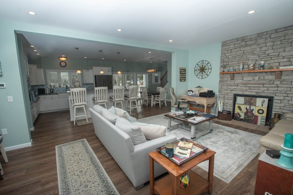 Living Room / Fireplace