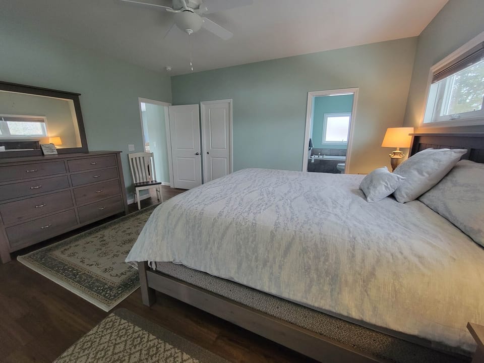 Master Bedroom with ensuite Bathroom, Stand up Shower / Bathtub