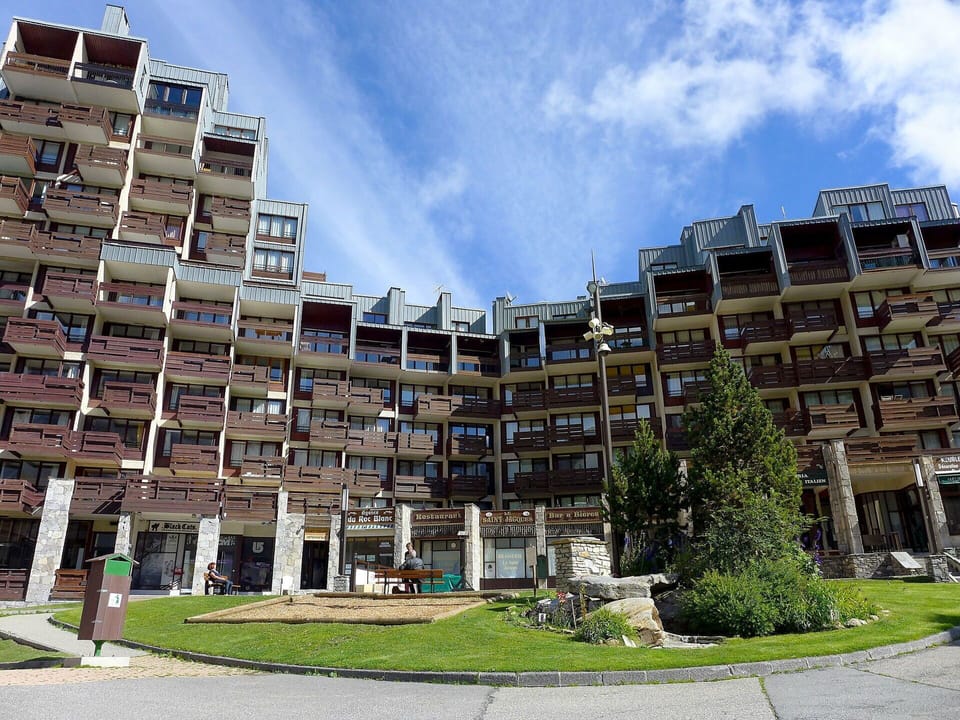 Cloud, Building, Plant, Sky, Property, Tower Block, Urban Design, Condominium, Residential Area, Neighbourhood