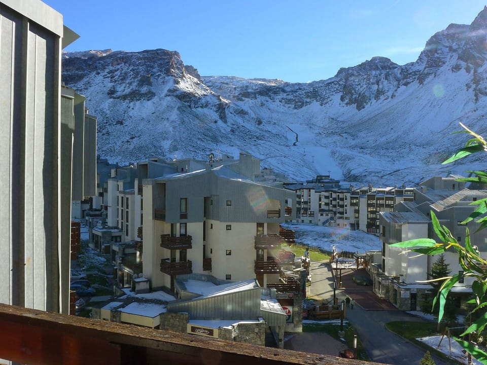 Sky, Mountain, Building, Snow, Window, Nature, House, Mountainous Landforms, Slope, Landscape