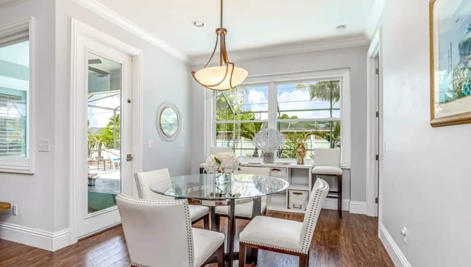 Extra Dining area with seating for 4.