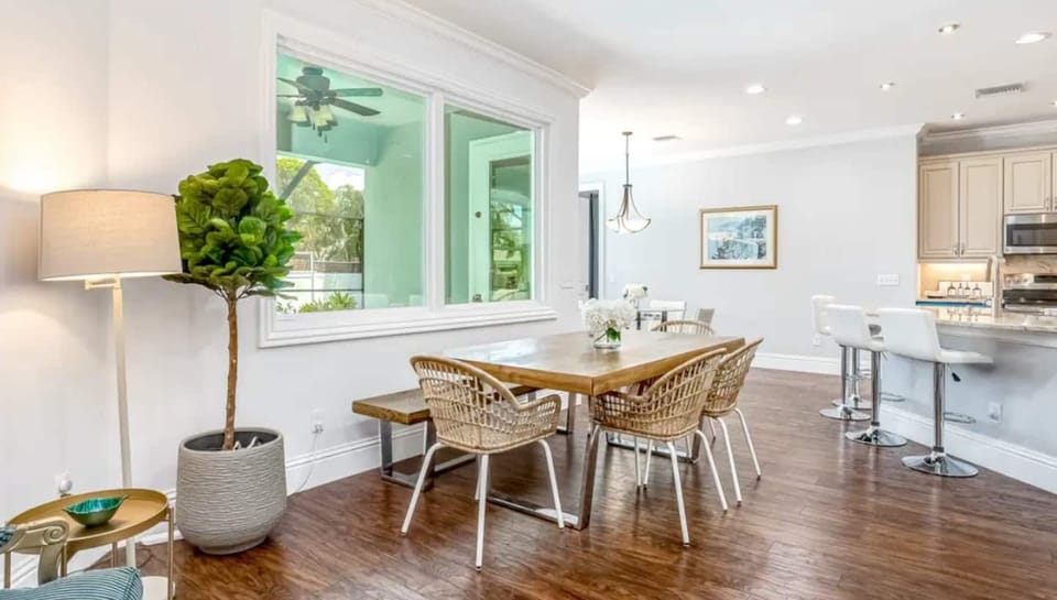 Extra Dining Area with Seating for 8