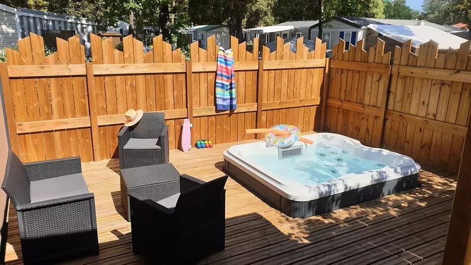 Outdoor spa tub