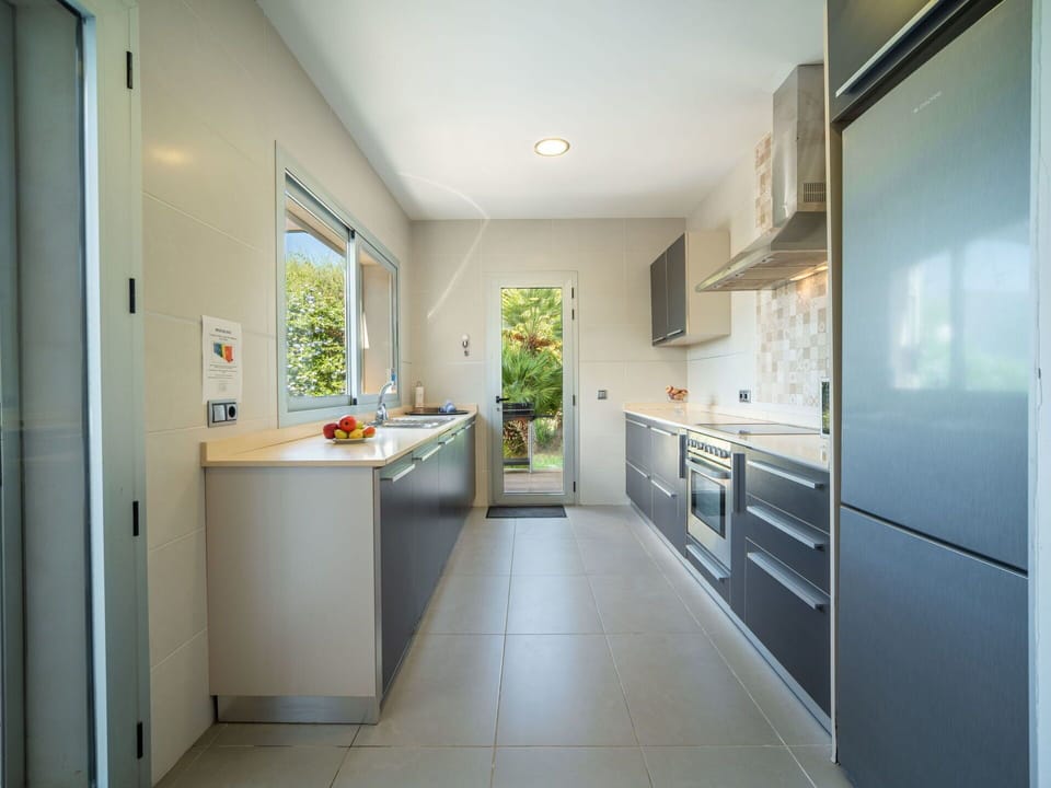 Kitchen, Countertop, Kitchen Appliance, Major Appliance, Interior Design, Flooring, Cabinetry, Ceiling, Floor, Home