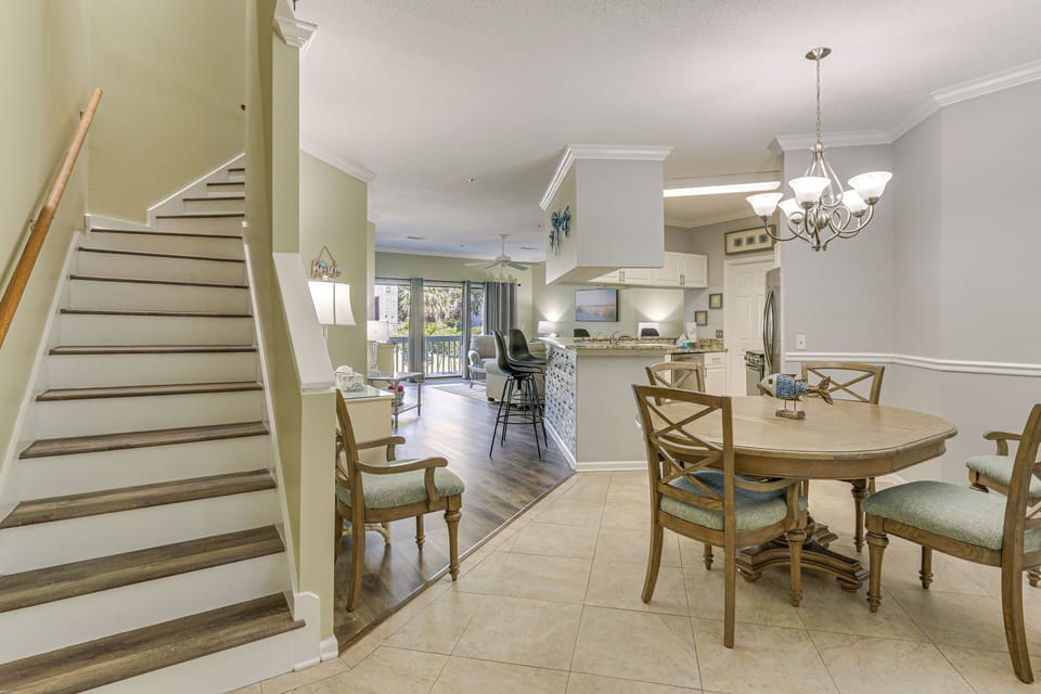 Dining Area | Dishware/Flatware Provided