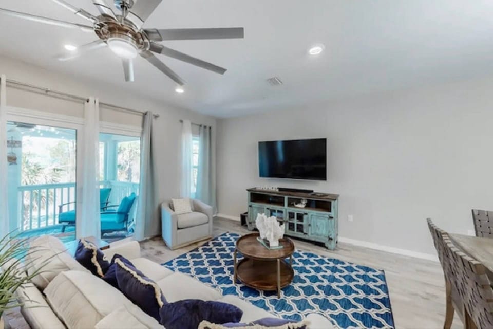 Spacious living room - plenty room for everyone!