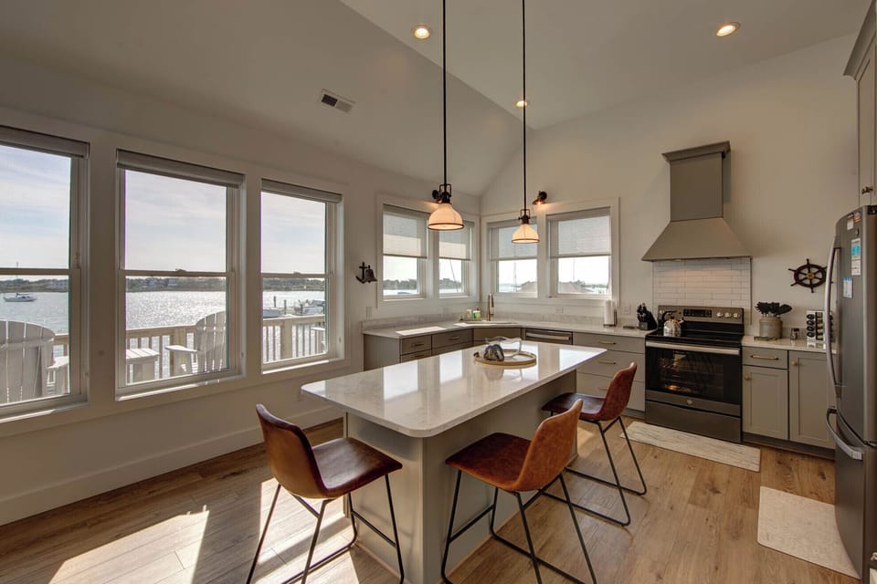 Kitchen with Breakfast Bar