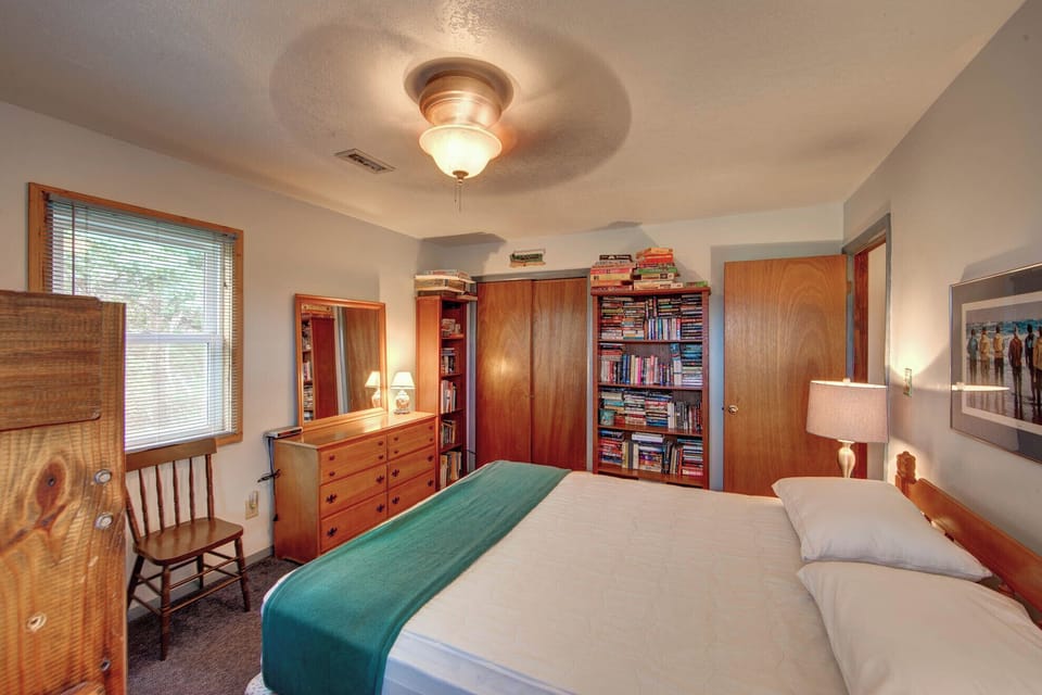 Second Bedroom w. Queen Bed & Bunk Bed