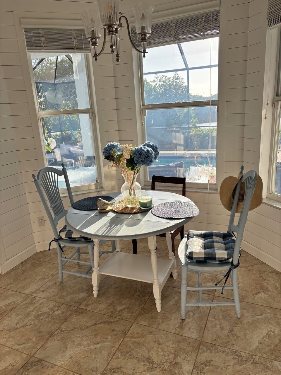 Dining nook off kitchen.
