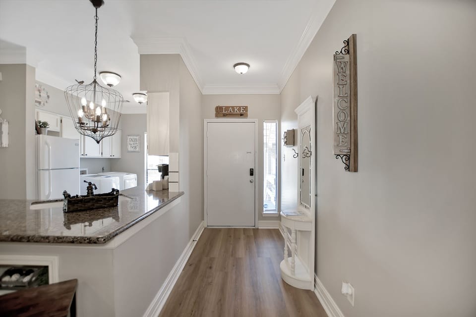 Upscale Escape on Lake Conroe in April Sound! “On Lake Time” 3-2 on First Floor! Apartment in Lake Conroe