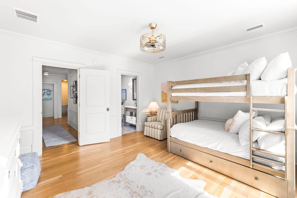 QUEEN OVER QUEEN BUNK W/TRUNDLE