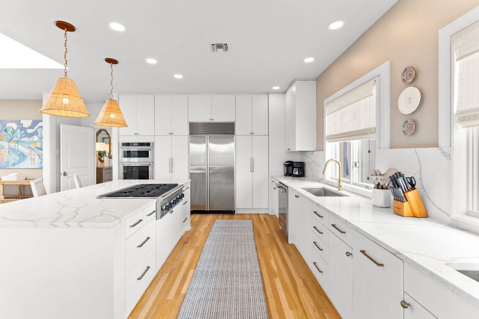 RENOVATED CHEF'S KITCHEN!