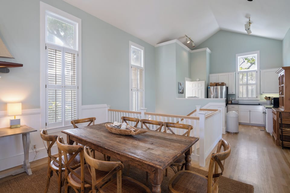 CENTRAL DINING AREA FOR EIGHT