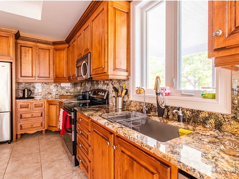 Beautiful and convenient kitchen includes all you need to entertain.