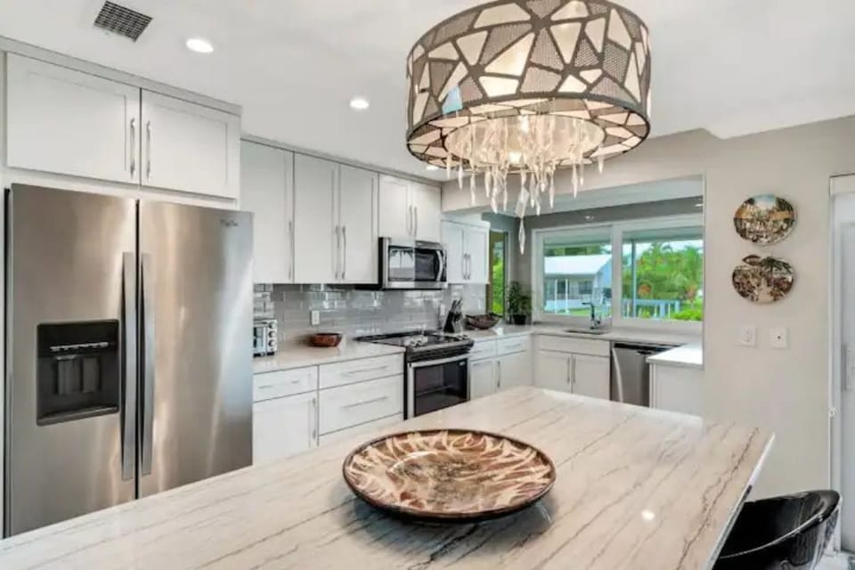 Beautiful fully stocked kitchen. Kcup coffee & mister coffee 12 cup coffee maker