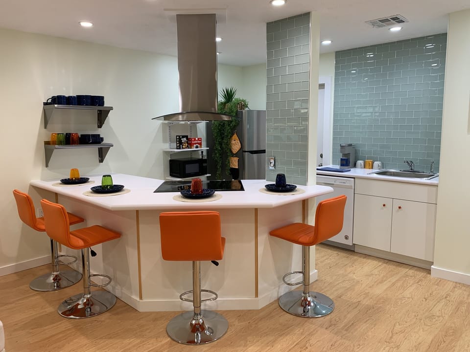 Beautiful and well-stocked kitchen with breakfast bar