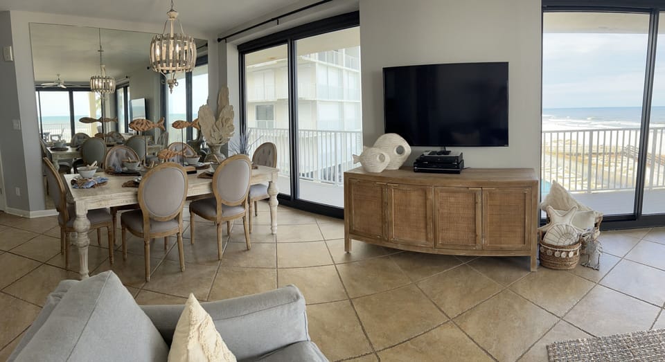 Living room /. Dining room