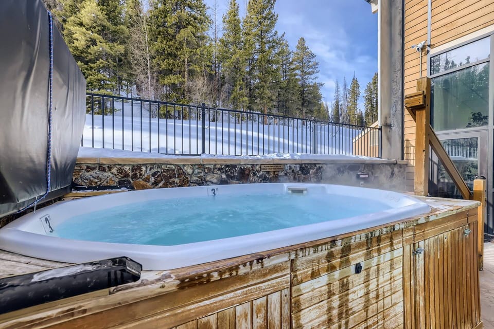 This is the stargazing tub! A place to Reflect & Take in Natures Beauty