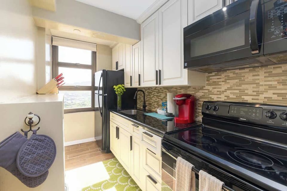 Fully equipped kitchen with perfect for your culinary needs.