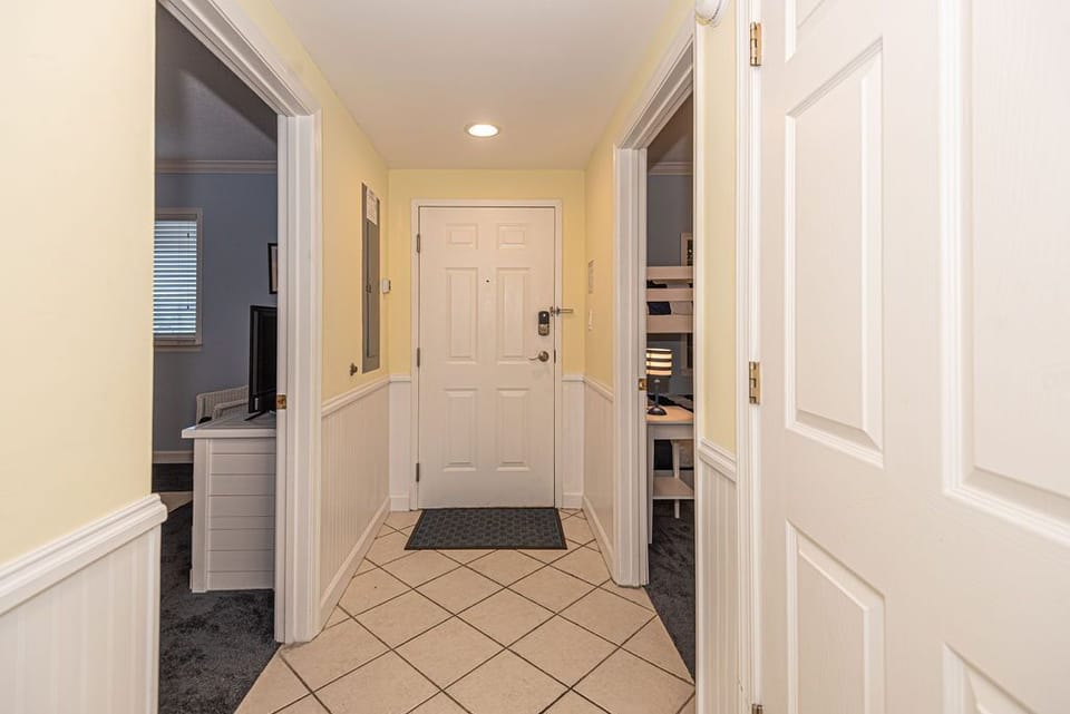 Entry Hallway - Astoria 203
