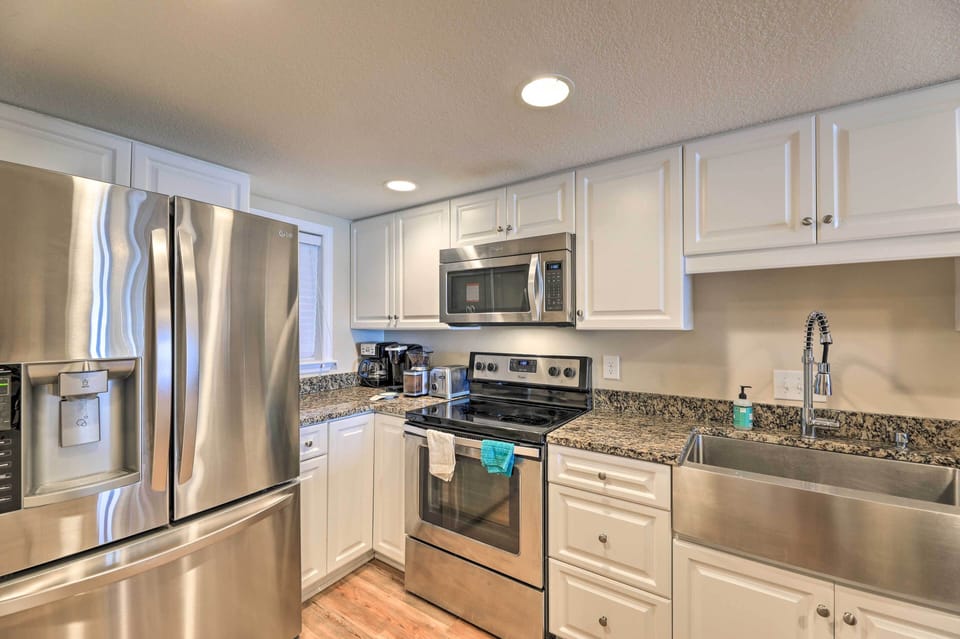 Kitchen | Fully Equipped w/ Stainless Steel Appliances | Ice Maker