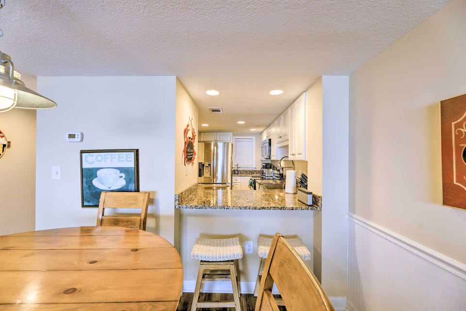 Dining Area & Kitchen | Paper Towels & Trash Bags Provided