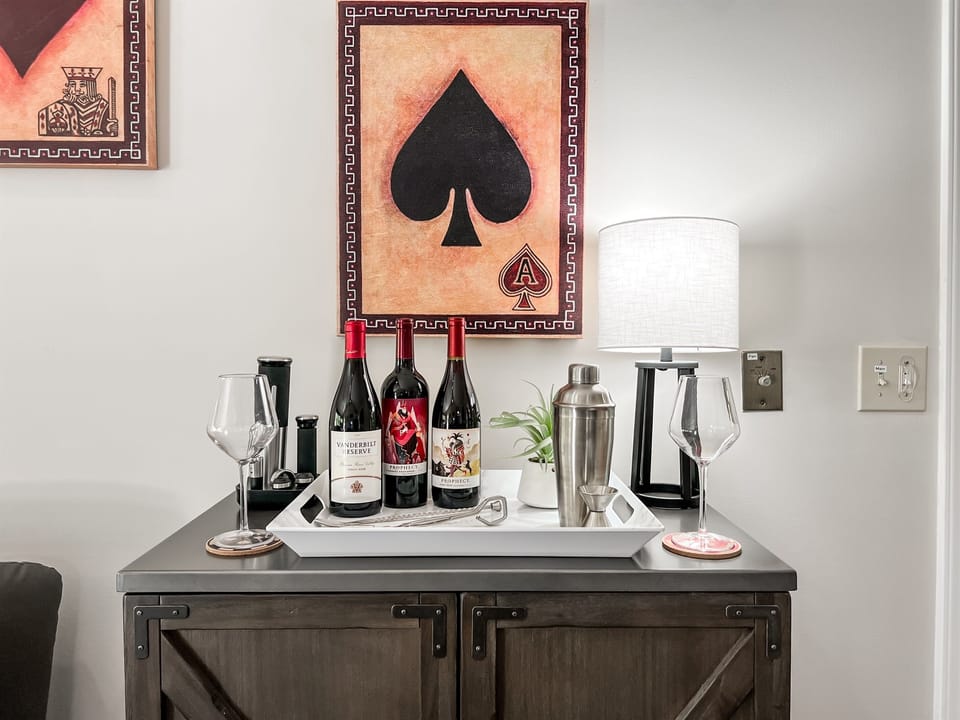 With your very own dry bar and the golf course a stone's throw away!